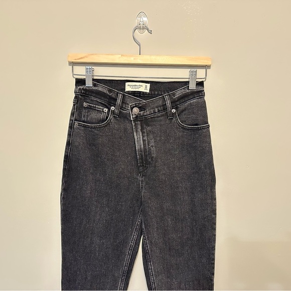 Abercrombie Ultra High Rise 90s Slim Straight Jean Crossover Waist - Black 24 - Picture 3 of 12
